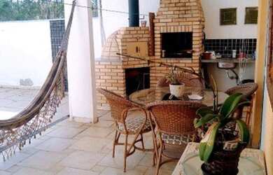 Imagem: A casa possui 3 Dormitórios, 3 Banheiros, 3 Vagas na garagem