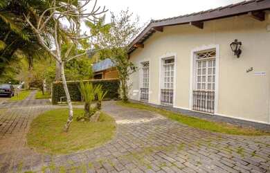 Imagem: A casa em condomínio possui 4 Dormitórios, 1 Banheiro, 2 Vagas