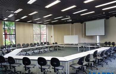 Imagem: O depósito possui 5 Vagas na garagem, 418m² de Área e está