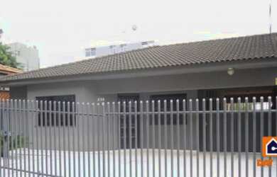 Imagem: A casa possui 4 Dormitórios, 2 Banheiros, 5 Vagas na garagem