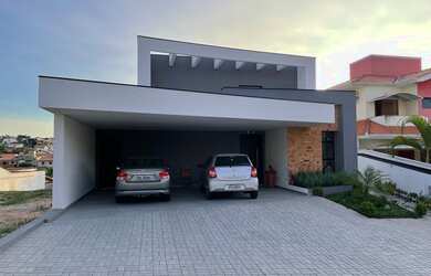 Imagem: A casa em condomínio possui 4 Dormitórios, 5 Banheiros, 4