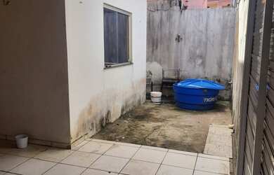 Imagem: A casa possui 3 Dormitórios, 2 Banheiros, 1 Vaga na garagem