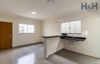 Imagem: A casa possui 3 Dormitórios, 2 Banheiros, 2 Vagas na garagem