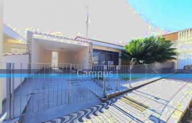 Imagem: A casa possui 2 Dormitórios, 2 Banheiros, 3 Vagas na garagem