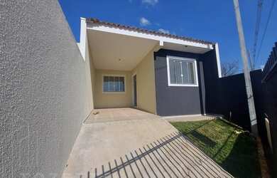 Imagem: A casa possui 3 Dormitórios, 1 Banheiro, 1 Vaga na garagem