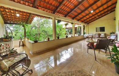 Imagem: A casa possui 4 Dormitórios, 4 Banheiros, 5 Vagas na garagem