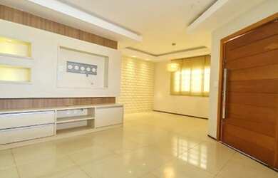 Imagem: A casa possui 3 Dormitórios, 3 Banheiros, 4 Vagas na garagem