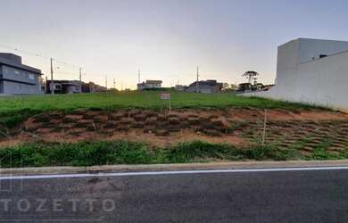 Imagem: O terreno à venda possui Churrasqueira e Piscina e está localizado