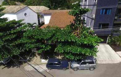 Imagem: A casa possui 4 Dormitórios, 3 Banheiros, 2 Vagas na garagem