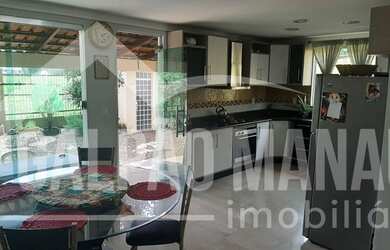 Imagem: A casa possui 3 Dormitórios, 3 Banheiros e 233m² de Área