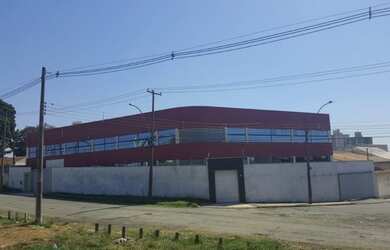 Imagem: O depósito possui 5 Vagas na garagem, 955m² de Área e está