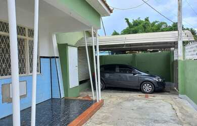 Imagem: A casa possui 2 Dormitórios, 2 Banheiros, 2 Vagas na garagem