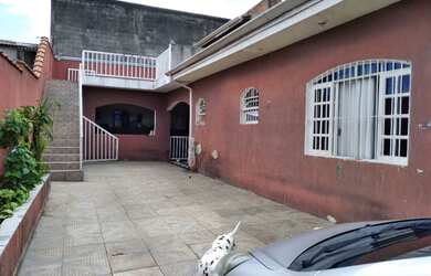 Imagem: A casa possui 2 Dormitórios, 2 Banheiros, 5 Vagas na garagem