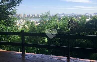 Imagem: A casa em condomínio possui 5 Dormitórios, 5 Banheiros, 5