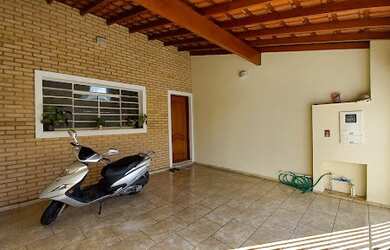 Imagem: A casa possui 3 Dormitórios, 2 Banheiros, 2 Vagas na garagem