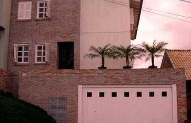 Imagem: A casa em condomínio possui 4 Dormitórios, 4 Banheiros, 4