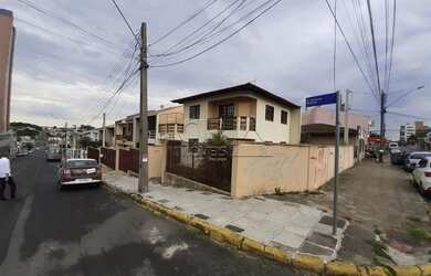 Imagem: A casa possui 4 Dormitórios, 2 Banheiros, 2 Vagas na garagem