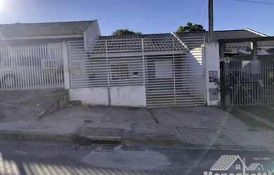 Imagem: A casa possui 2 Dormitórios, 1 Banheiro, 2 Vagas na garagem