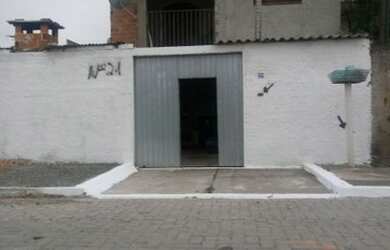 Imagem: A casa possui 3 Dormitórios, 1 Banheiro, 1 Vaga na garagem