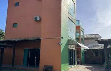 Imagem: A casa possui 3 Dormitórios, 4 Banheiros, 5 Vagas na garagem