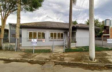 Imagem: A casa possui 3 Dormitórios, 1 Banheiro, 1 Vaga na garagem