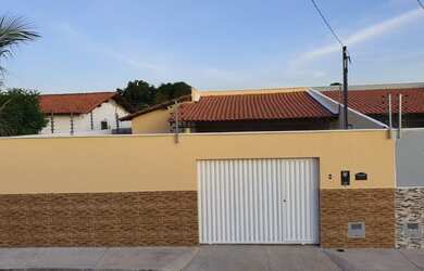 Imagem: A casa possui 3 Dormitórios, 2 Banheiros, 4 Vagas na garagem