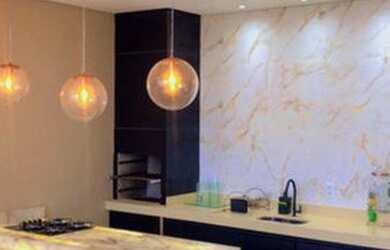 Imagem: A casa possui 3 Dormitórios, 3 Banheiros, 4 Vagas na garagem