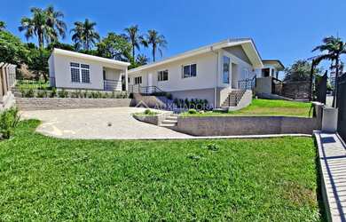 Imagem: A casa possui 3 Dormitórios, 1 Banheiro, 2 Vagas na garagem