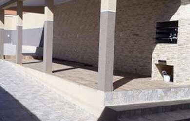 Imagem: A casa possui 2 Dormitórios, 1 Banheiro, 1 Vaga na garagem