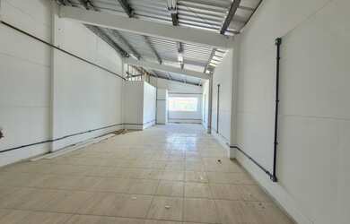 Imagem: O depósito possui 2 Vagas na garagem, 90m² de Área e está