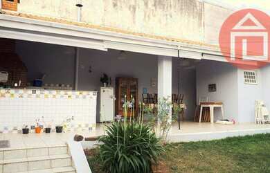 Imagem: A casa possui 3 Dormitórios, 2 Banheiros, 3 Vagas na garagem