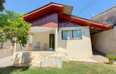 Imagem: A casa possui 1 Dormitório, 1 Banheiro, 4 Vagas na garagem