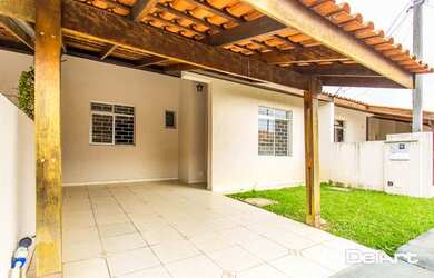 Imagem: A casa em condomínio possui 3 Dormitórios, 1 Banheiro, 2 Vagas