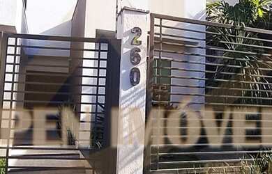 Imagem: A casa possui 3 Dormitórios, 1 Banheiro, 3 Vagas na garagem