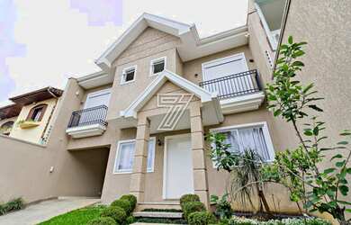 Imagem: A casa possui 4 Dormitórios, 4 Banheiros, 4 Vagas na garagem