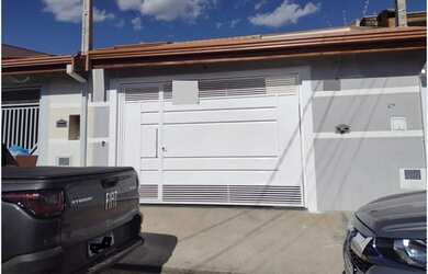 Imagem: A casa possui 2 Dormitórios, 1 Banheiro, 3 Vagas na garagem