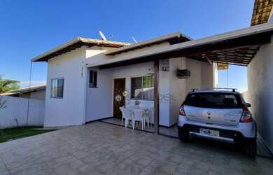 Imagem: A casa possui 3 Dormitórios, 2 Banheiros, 2 Vagas na garagem