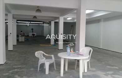 Imagem: O depósito possui 2 Vagas na garagem, 650m² de Área e está