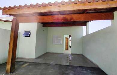 Imagem: A casa possui 3 Dormitórios, 2 Banheiros, 2 Vagas na garagem