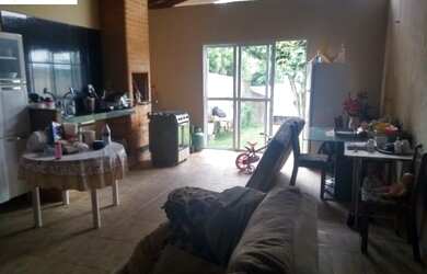 Imagem: A casa possui 3 Dormitórios, 1 Banheiro, 1 Vaga na garagem