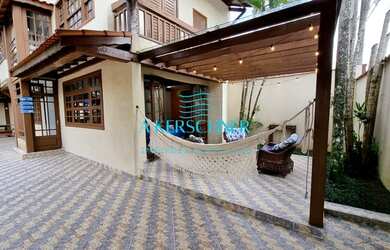 Imagem: A casa possui 4 Dormitórios, 3 Banheiros, 4 Vagas na garagem