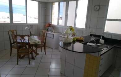 Imagem: A casa possui 3 Dormitórios, 5 Banheiros, 2 Vagas na garagem