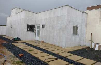 Imagem: A casa possui 3 Dormitórios, 1 Banheiro, 1 Vaga na garagem