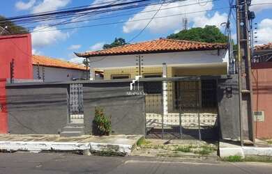 Imagem: A casa possui 4 Dormitórios, 3 Banheiros, 2 Vagas na garagem