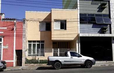 Imagem: A casa possui 3 Dormitórios, 3 Banheiros, 1 Vaga na garagem