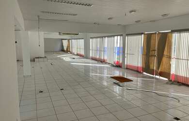 Imagem: O depósito possui 5 Vagas na garagem, 330m² de Área e está