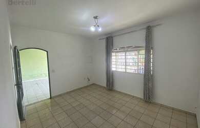 Imagem: A casa possui 2 Dormitórios, 2 Banheiros, 2 Vagas na garagem