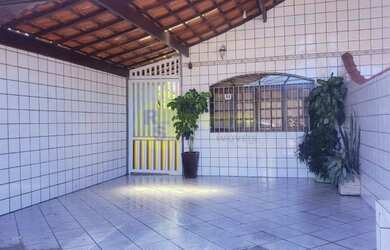 Imagem: A casa possui 2 Dormitórios, 3 Banheiros, 2 Vagas na garagem