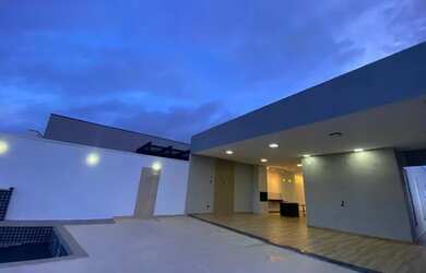 Imagem: A casa em condomínio possui 4 Dormitórios, 5 Banheiros e 344m²