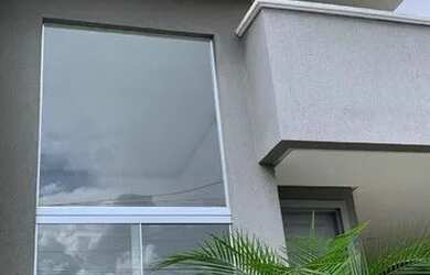 Imagem: A casa possui 3 Dormitórios, 1 Banheiro, 2 Vagas na garagem